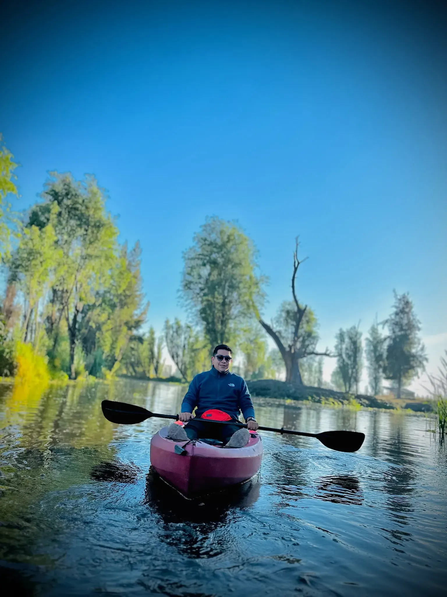 Paisaje amplio de Xochimilco con vegetación