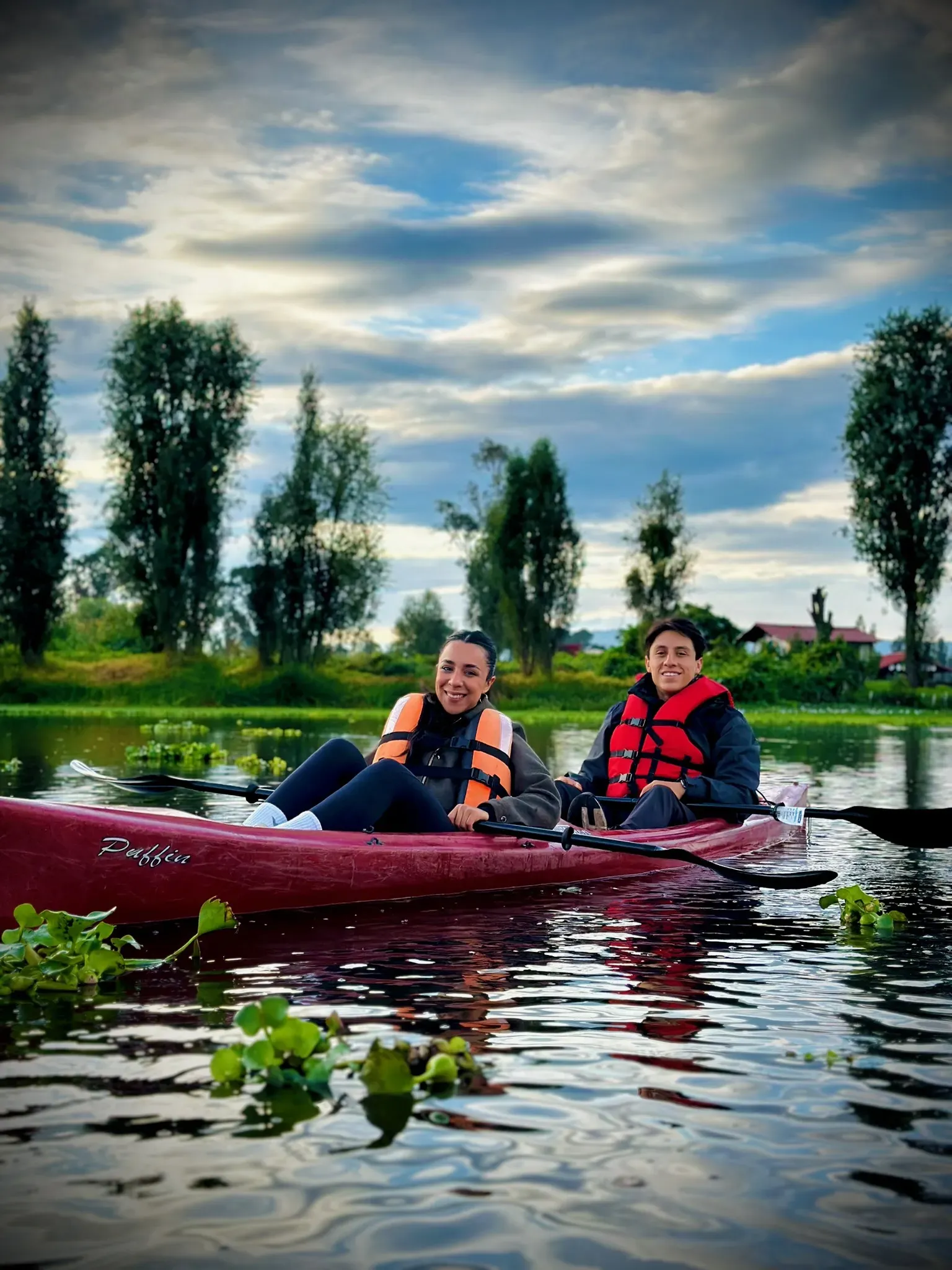 Dos personas en kayaks disfrutando del paisaje